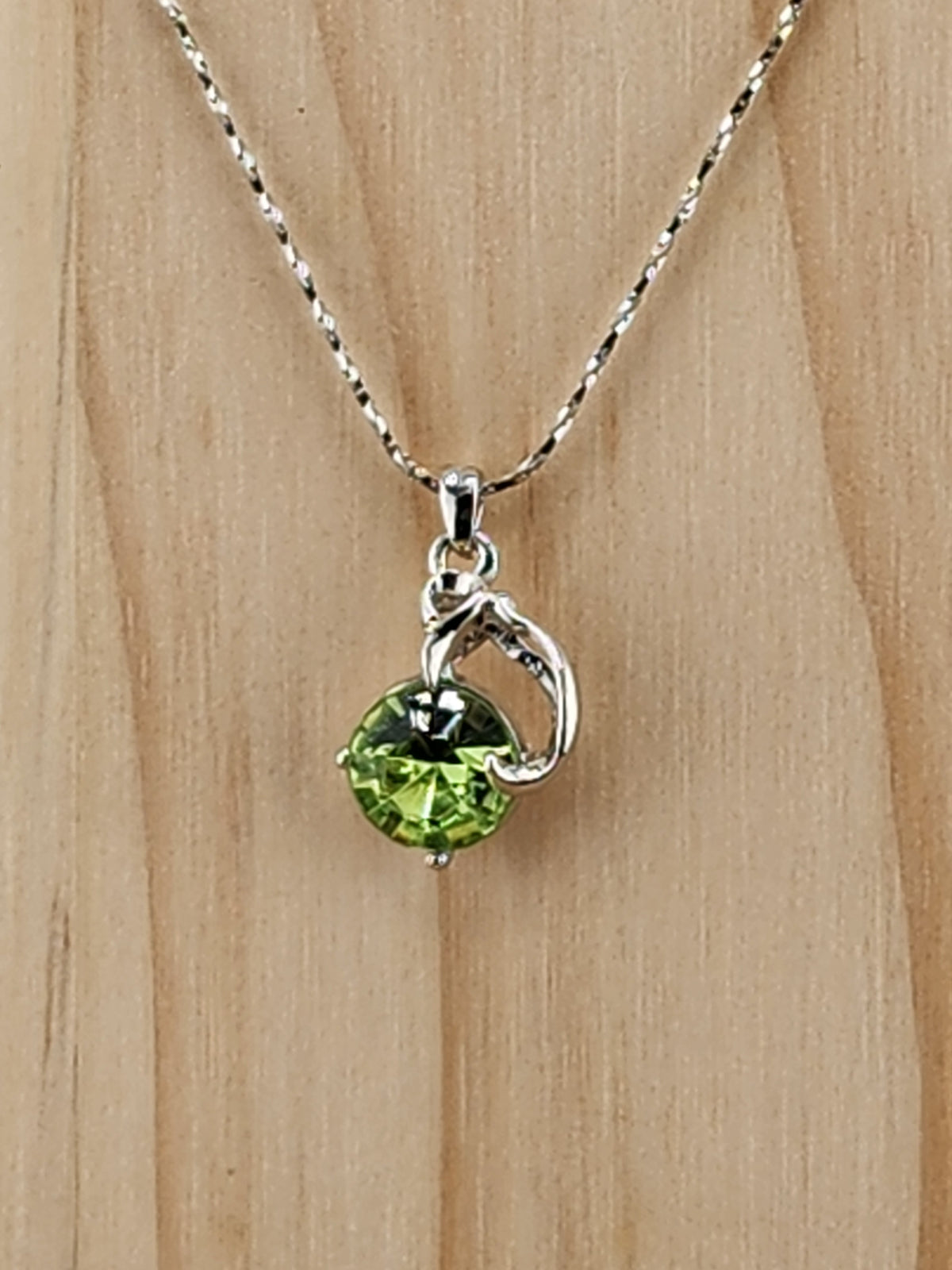 18in Silver Tone 18KRGP Pendant Necklace with Green Crystal Accent 0745