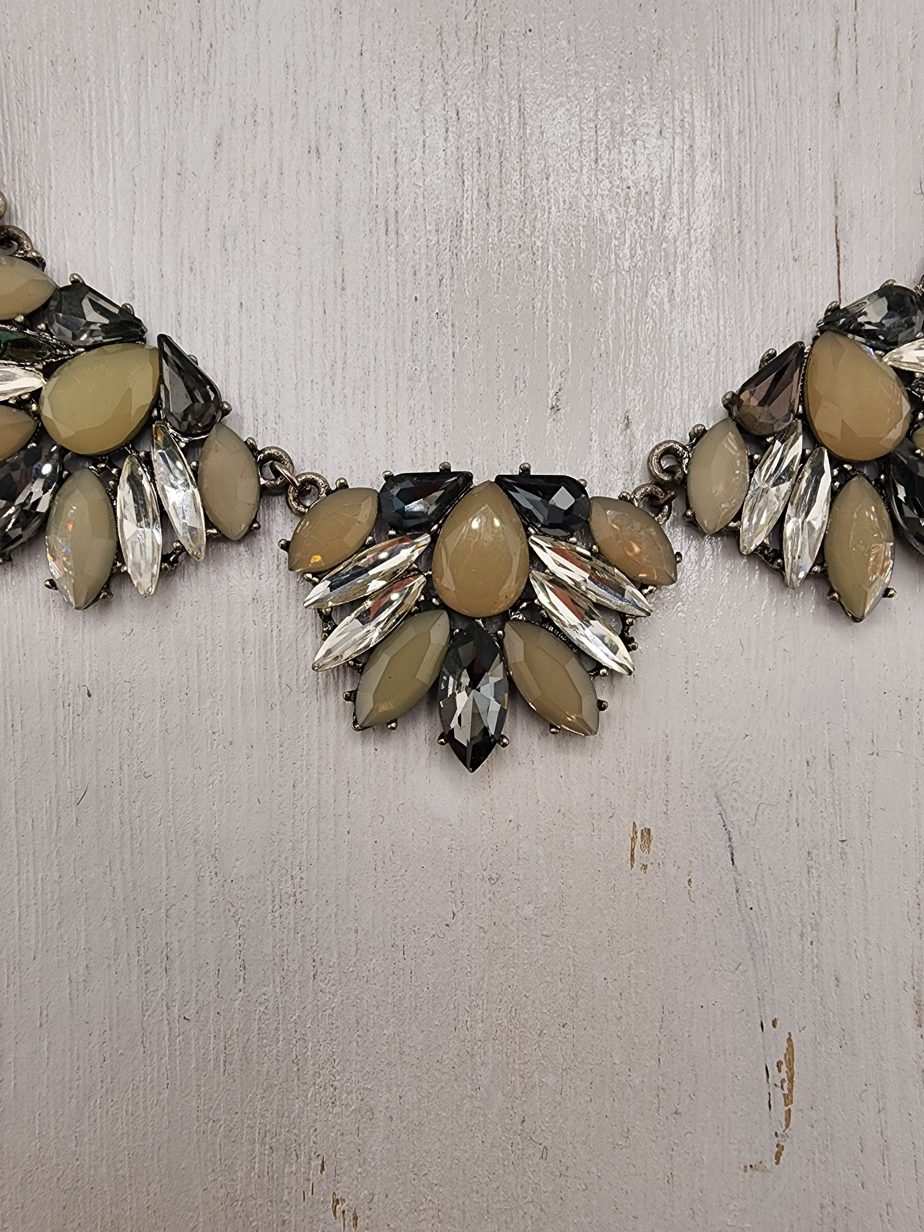 19in Women's Pale Beige and Silver Statement Necklace 0537