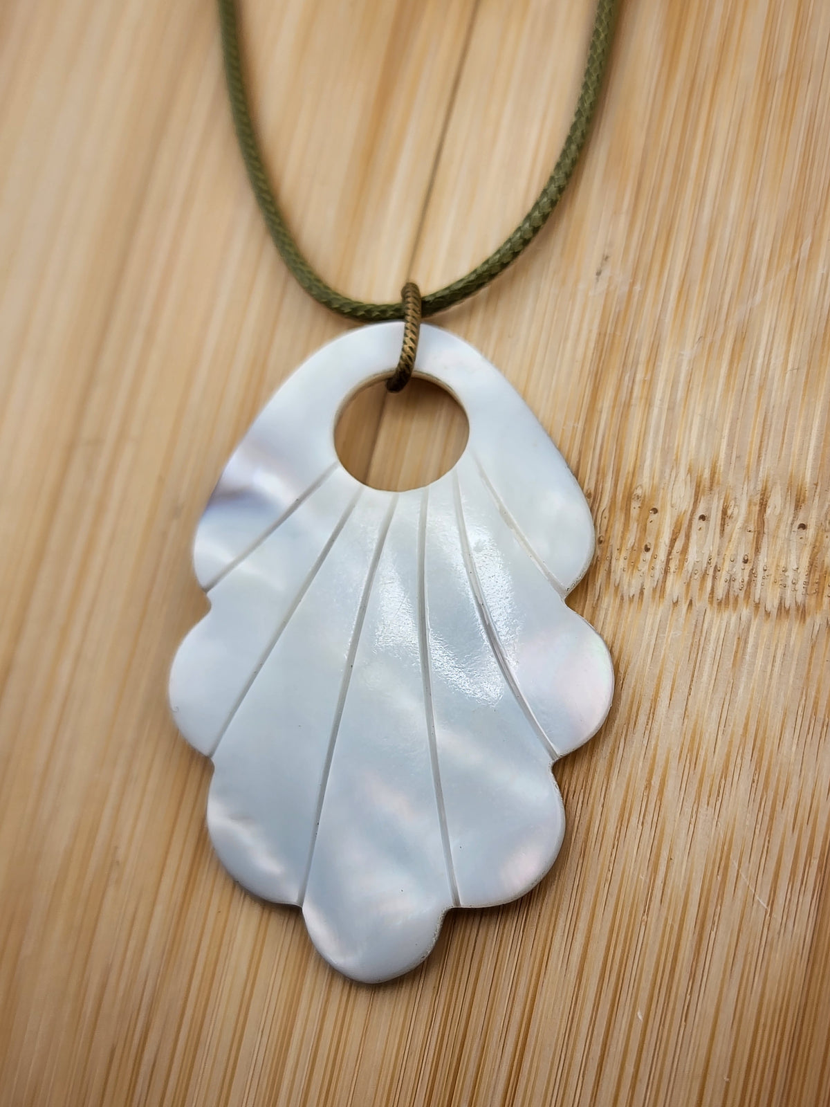 18in To 20in Adj Mother of Pearl Shell Pendant Necklace in White
