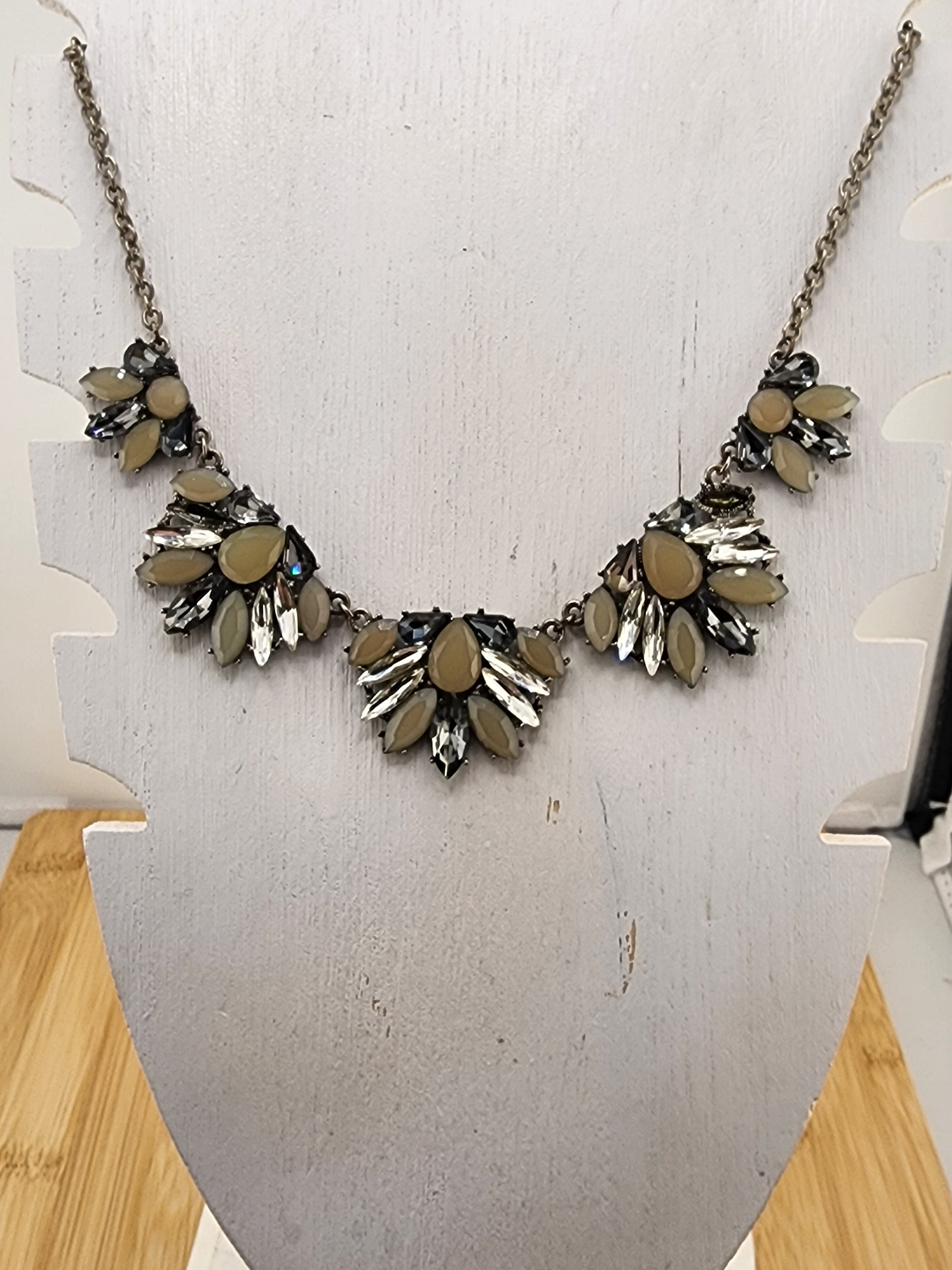 19in Women's Pale Beige and Silver Statement Necklace 0537